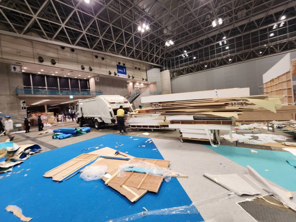 廃棄される展示ブース